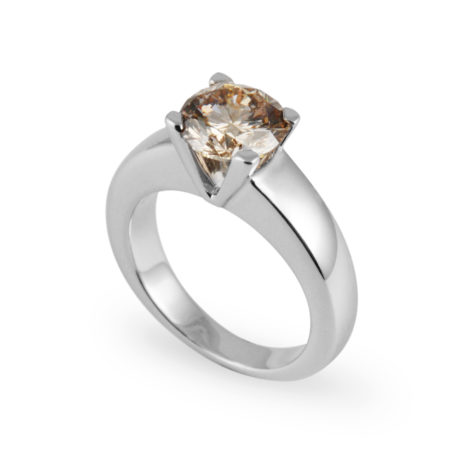 Massiver Ring Solitär in Weissgold mit Brillant, leicht getönt