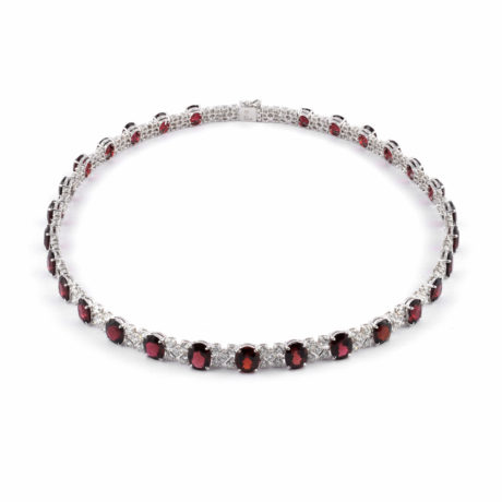 Collier in Weissgold mit Brillanten und Burma-Spinellen