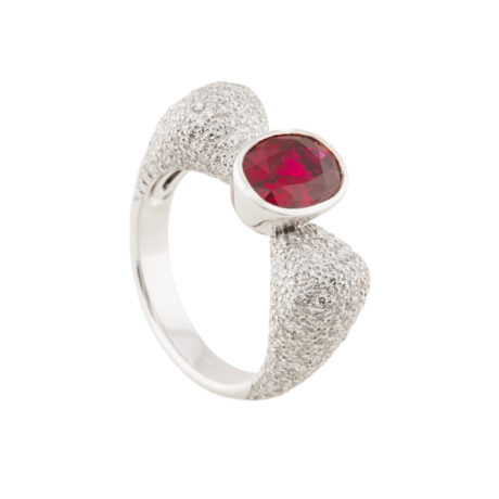 Ring Platin mit Rubin und 229 Brillanten