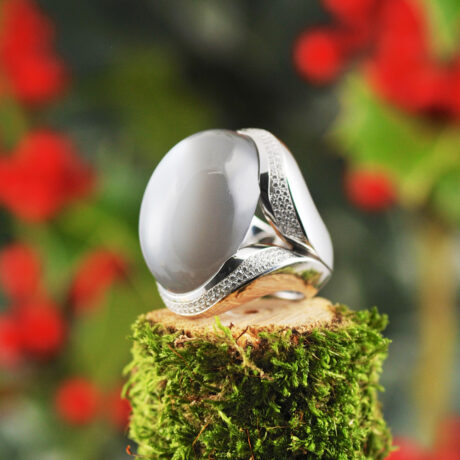 Ring in Weissgold mit Mondstein cabochon